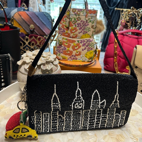 T.J. Maxx Viral Black Beaded NY Skyline Bag with charms! So Nice! NWT - Picture 1 of 8